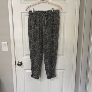 Bella Dahl high rise camo print stretch woven jogging bottoms - size large